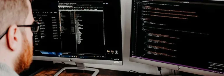 Ilustración moderna de desarrollo y diseño web con enfoque en C# y tendencias digitales 2023