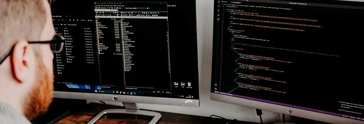 Ilustración moderna de desarrollo y diseño web con enfoque en C# y tendencias digitales 2023