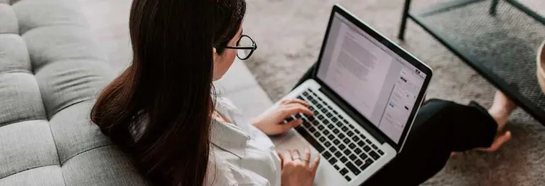 Desarrollador y especialista SEO trabajando juntos en un sitio web optimizado