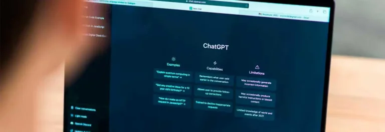 ChatGPT conversando con usuario en pantalla de inteligencia artificial